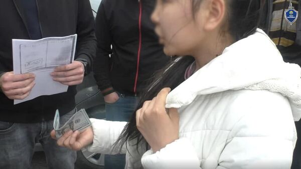 В Ташкентской области несовершеннолетняя девушка шантажировала супружескую пару интимными фотографиями и видео - Sputnik Узбекистан