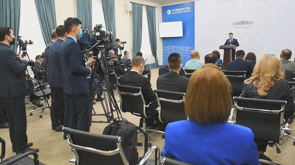 Брифинг с участием пресс-секретаря президента Узбекистана Шерзодом Асадовым - Sputnik Узбекистан