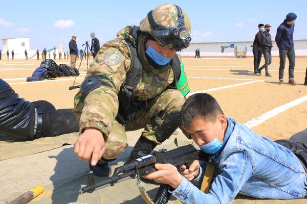 В полигоне Нукус провели практические занятия по стрельбе из боевого оружия для школьников - Sputnik Ўзбекистон