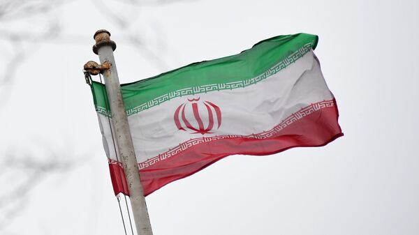 Флаг посольства Исламской Республики Иран на Покровском бульваре в Москве. - Sputnik Ўзбекистон