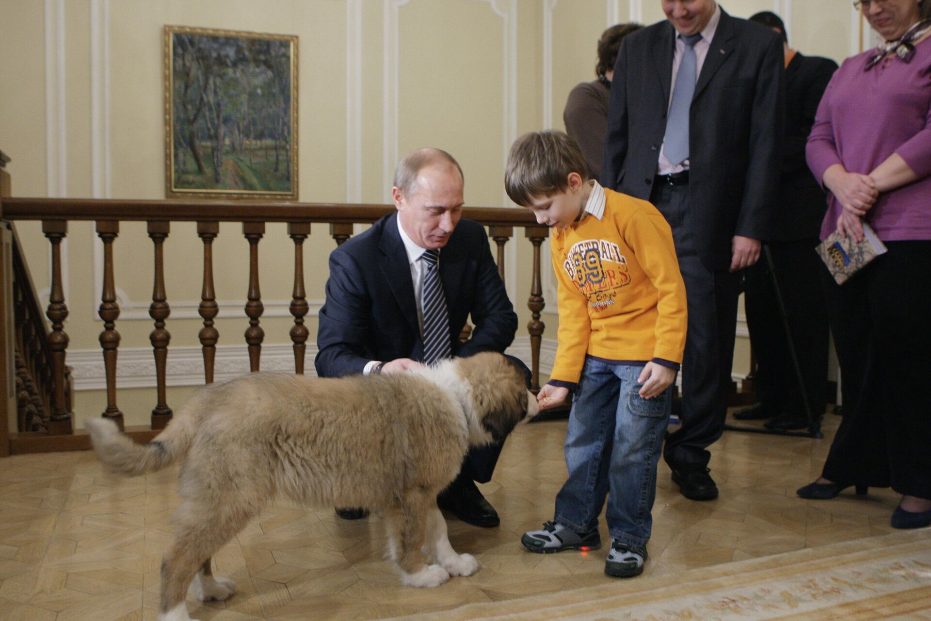 9 декабря 2010 года. Путин познакомился с Димой Соколовым - юным автором клички для своей новой собаки - Sputnik Узбекистан, 1920, 30.03.2021