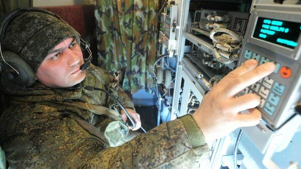 Военнослужащий ВС РФ работает со средствами радиоэлектронной борьбы
 - Sputnik Узбекистан