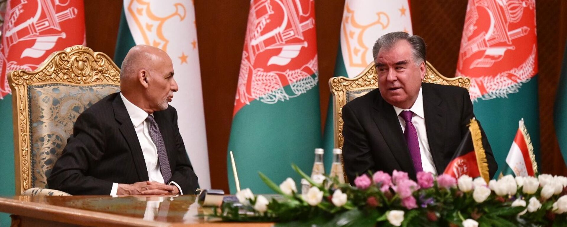 Президент Таджикистана Эмомали Рахмон (справа) и президент Афганистана Мухаммад Ашраф Гани - Sputnik Узбекистан, 1920, 31.03.2021