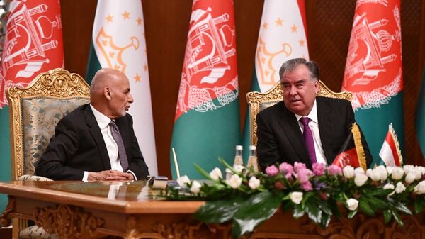 Prezident Tadjikistana Emomali Raxmon (sprava) i prezident Afganistana Muxammad Ashraf Gani - Sputnik O‘zbekiston