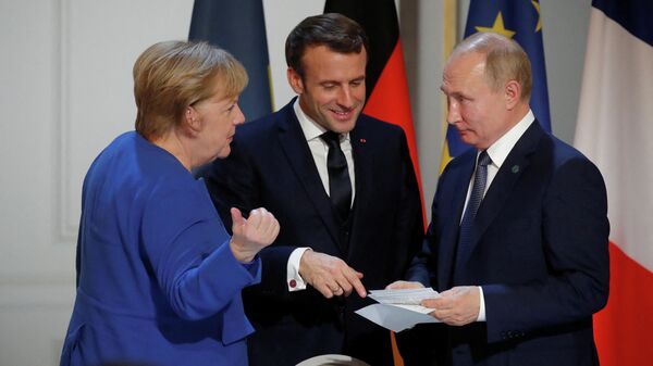Канцлер ФРГ Ангела Меркель, президент Франции Эммануэль Макрон и российский лидер Владимир Путин - Sputnik Узбекистан