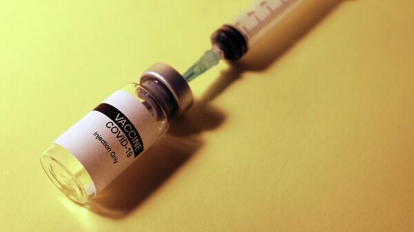 Бутылочка с вакциной. Иллюстративное фото - Sputnik Узбекистан