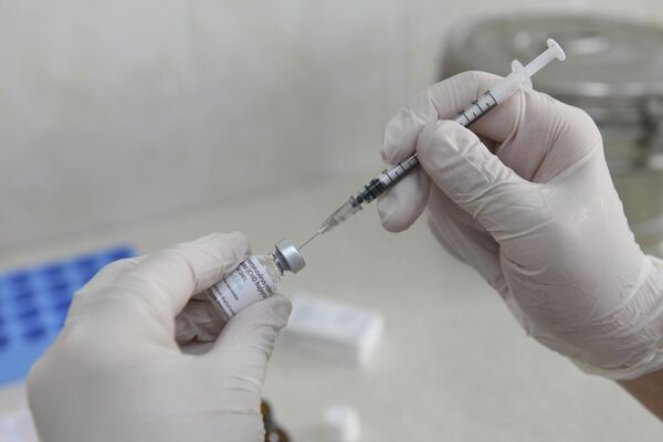 В Ташкенте можно привиться двумя вакцинами — CoviShield (индийская AstraZeneca) и китайская Anhui Zhifei Longcom Biopharmaceutical (ZF-UZ-VAC2001). - Sputnik Узбекистан
