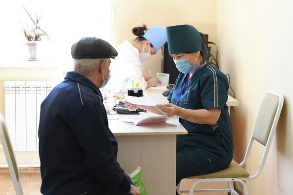 На первом этапе вакцину получат люди старше 65 лет и медицинские работники. - Sputnik Узбекистан