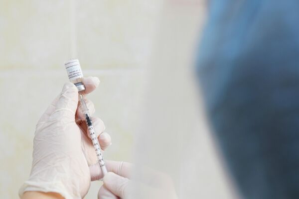 Aholi AstraZeneca va ZF-UZ-VAC2001 vaksinalari bilan emlanmoqda. - Sputnik O‘zbekiston