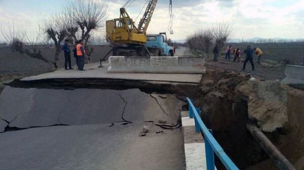 В результате непрерывных ливней, продолжавшихся два дня, разрушился небольшой мост в Самаркандской области - Sputnik Узбекистан