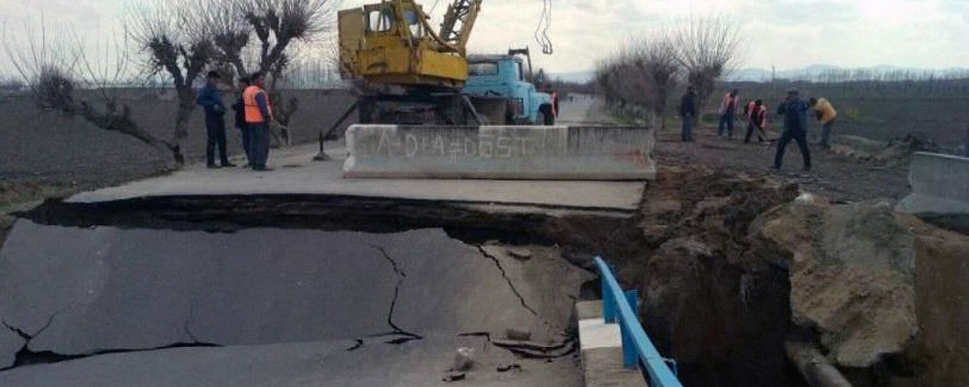 В результате непрерывных ливней, продолжавшихся два дня, разрушился небольшой мост в Самаркандской области - Sputnik Узбекистан, 1920, 01.04.2021