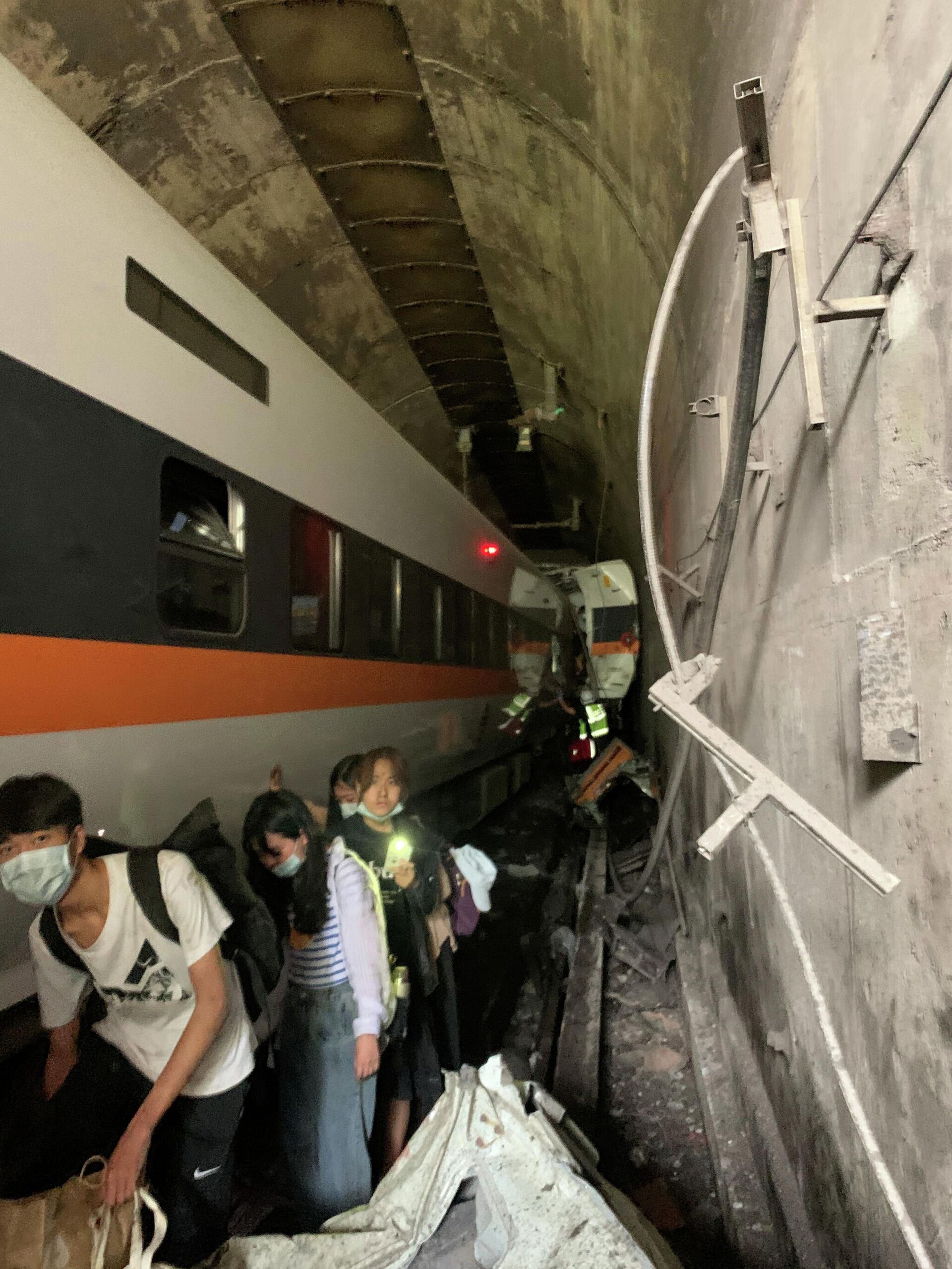 Трагедия на Тайване: поезд сошел с рельсов, есть жертвы - Sputnik Узбекистан, 1920, 02.04.2021