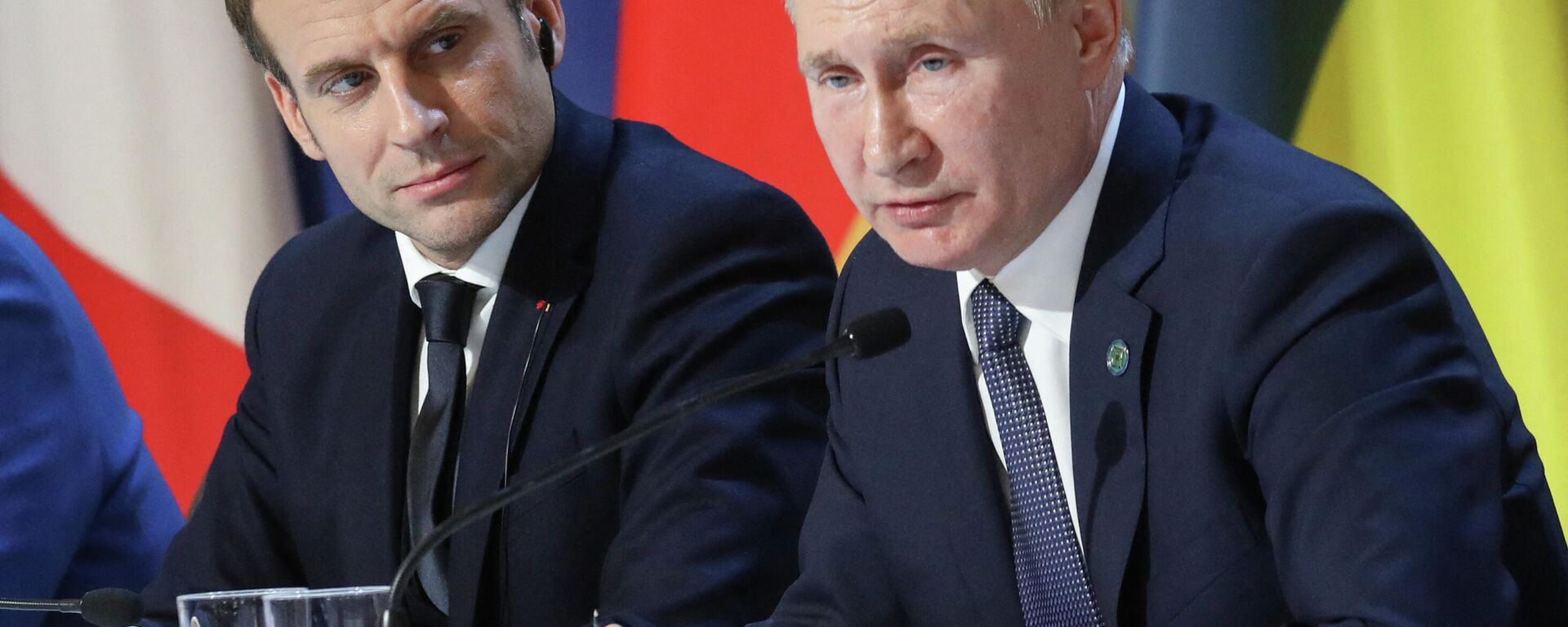 Президент Франции Эммануэль Макрон и российский лидер Владимир Путин - Sputnik Узбекистан, 1920, 02.04.2021