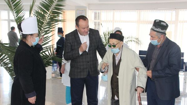 Столетний старик привился от коронавируса в Самарканде - Sputnik Ўзбекистон