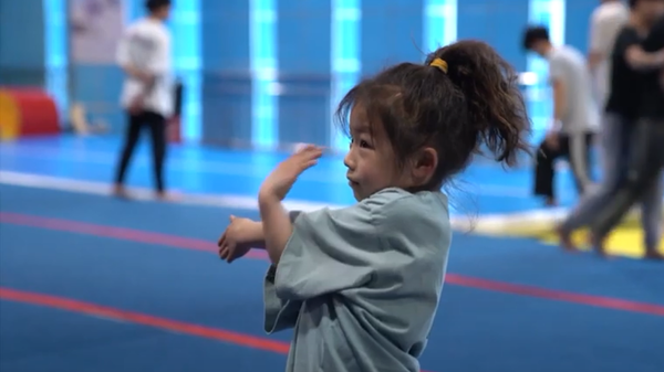 Кулак ярости: семилетняя фанатка Брюса Ли выполняет невероятные трюки - видео - Sputnik Узбекистан
