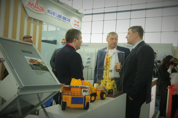 Открытие белорусской экспозиции Made in Belarus на промышленной выставке Иннопром. Промышленная неделя в Узбекистане - Sputnik Узбекистан