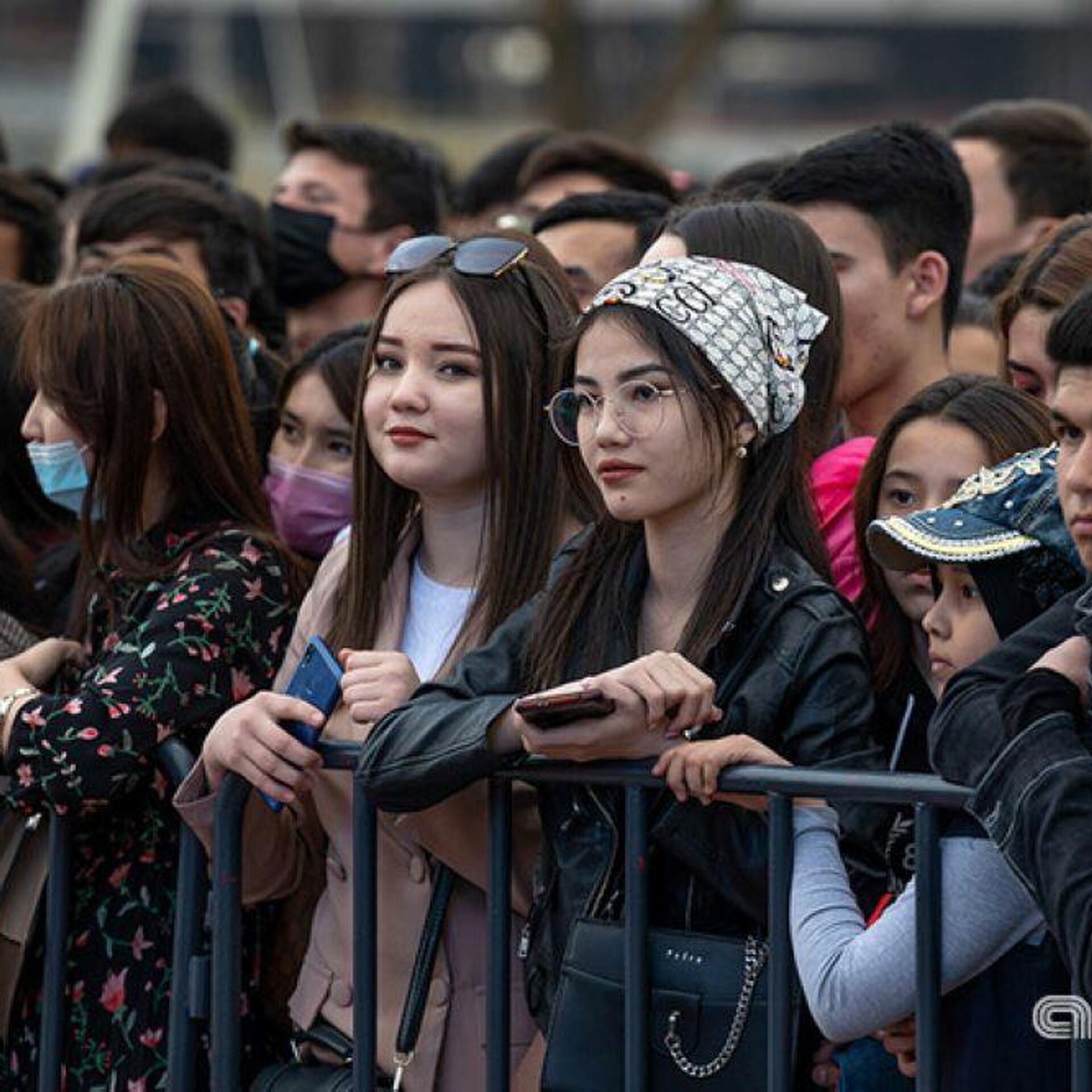 Молодёжь Узбекистана-2022. Узбекская молодежь. Узбекистан люди. Узбекские женщины.