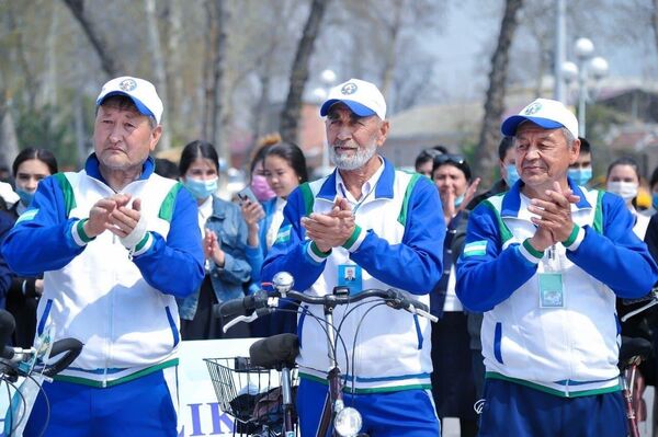 В Фергане пожилые велосипедисты за 7 дней съездили в Самарканд - Sputnik Ўзбекистон