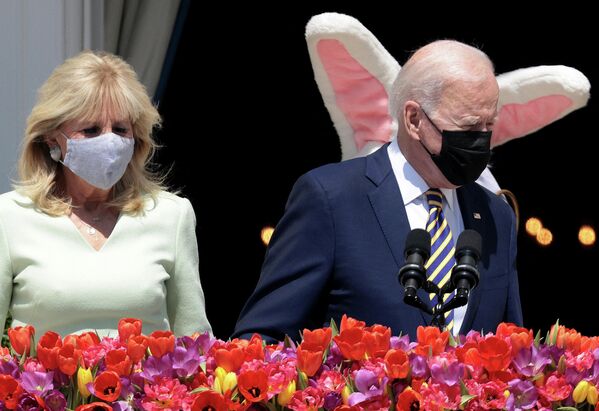 Президент США Джо Байден, его супруга Джилл и пасхальный кролик в Вашингтоне. - Sputnik Узбекистан