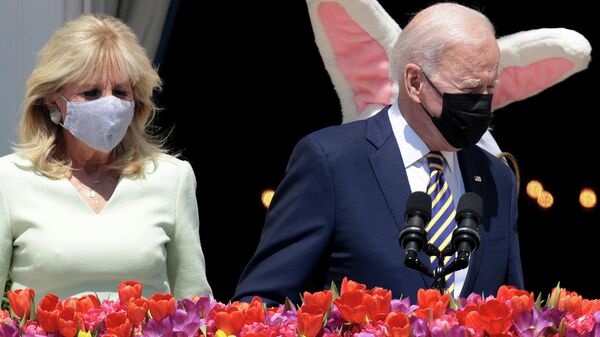 Президент США Джо Байден и первая леди Джилл Байден появляются вместе с Пасхальным кроликом в Белом доме 05 апреля 2021 г. в Вашингтоне - Sputnik Узбекистан