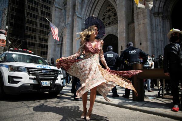 Участница пасхального парада на Пятой авеню в Нью-Йорке, США. - Sputnik Узбекистан