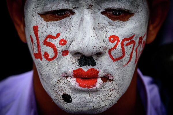 Активист на антиправительственном митинге, организованном политическим движением &quot;Красные рубашки&quot; в Бангкоке, Таиланд. - Sputnik Узбекистан