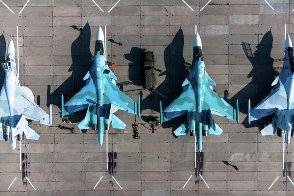 Россиянинг Су-24 ва Су-30СМ қирувчилари,  &quot;Авиадартс-2021&quot; - Sputnik Ўзбекистон