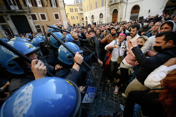 Полиция и владельцы малого бизнеса во время протестов в Риме, Италия. Предприниматели выступают против антиковидных ограничений. - Sputnik Узбекистан