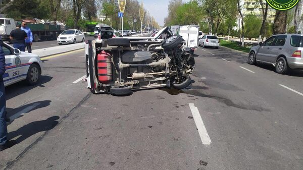 В Яккасарайском районе Ташкента произошло ДТП с участием трех автомобилей - Sputnik Узбекистан