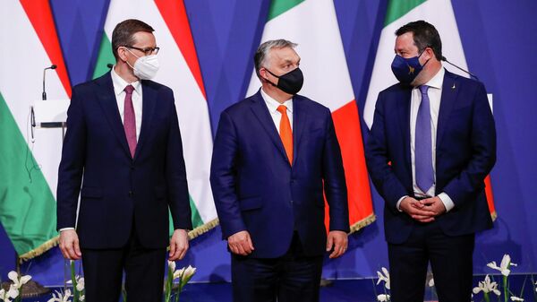 Премьер-министр Польши Матеуш Моравецки, премьер-министр Венгрии Виктор Орбан, лидер итальянской партии Лига Севера Маттео Сальвини на встрече в Будапеште - Sputnik Узбекистан
