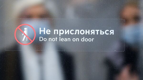 Наклейка с надписью Не прислоняться на двери вагона метро - Sputnik Узбекистан