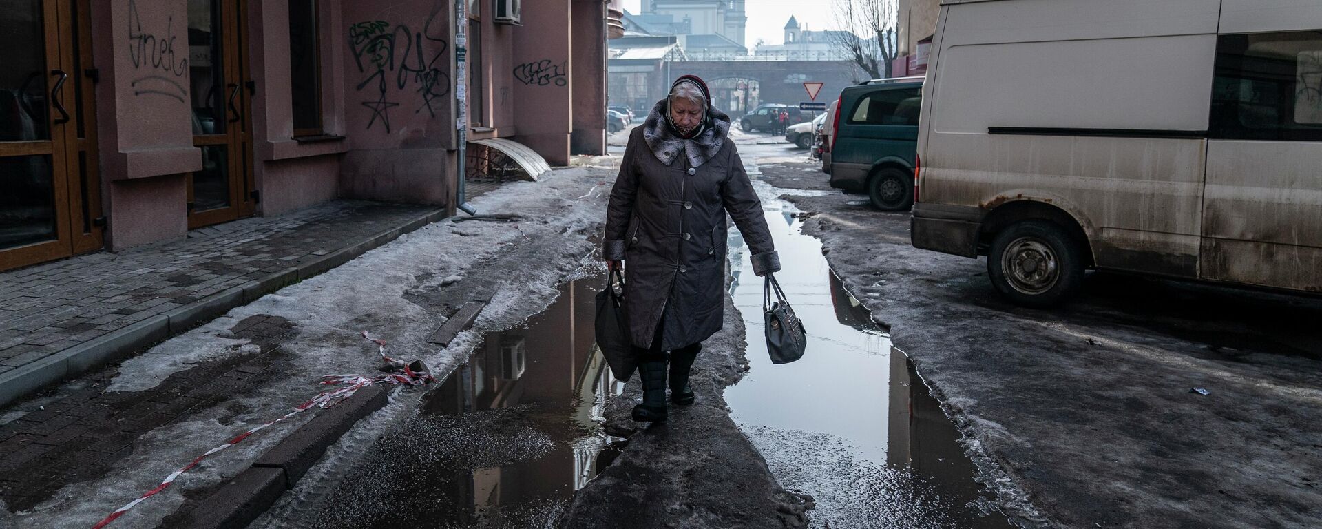 Женщина идет по улице в Ивано-Франковске, Украина - Sputnik Узбекистан, 1920, 10.04.2021