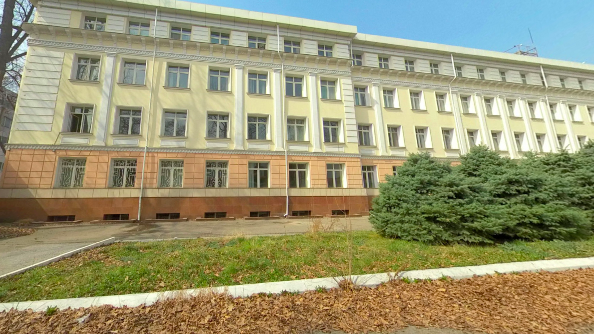 Бывшее здание СГБ Узбекистана, выставленное на продажу - Sputnik Узбекистан, 1920, 10.04.2021