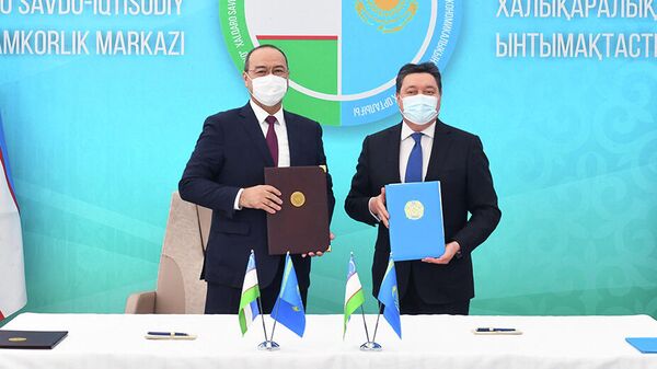 Премьер-министр Узбекистана Абдулла Арипов (слева) и премьер-министр Казахстана Аскар Мамин - Sputnik Узбекистан