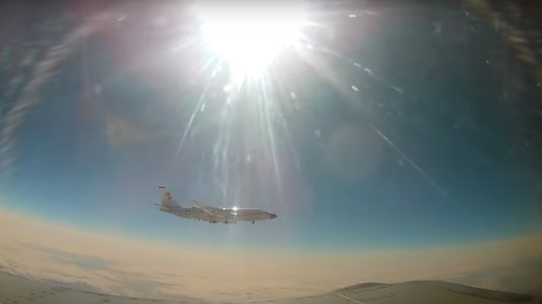 Сопровождение американского самолета разведчика над Тихим океаном - Sputnik Узбекистан