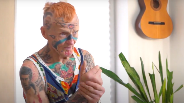 Пенсионер украшает себя татуировками, на его теле больше 60 тату - Sputnik Узбекистан