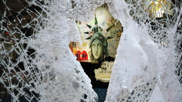 Разбитая витрина магазина Dolce and Gabbana в Нью-Йорке - Sputnik Узбекистан
