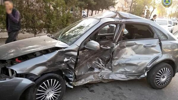 Автомобиль Chevrolet Lacetti, за рулем которого сидел погибший гражданин Азербайджана - Sputnik Узбекистан