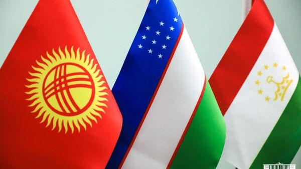 Флаги Кыргызстана, Узбекистана и Таджикистана - Sputnik Ўзбекистон