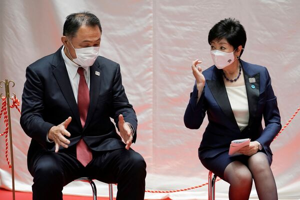 Yaponiya Olimpiya qo‘mitasi prezidenti Yasuxiro Yamashita (chapda) va Tokio gubernatori Yuriko Koike, (o‘ngda) - Sputnik O‘zbekiston