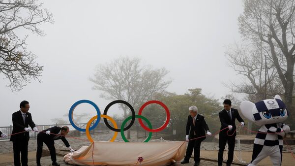 Презентация монумента Олимпийских колец на горе Такао на мероприятии по случаю 100 дней до Олийписких игр в Токио  - Sputnik Узбекистан