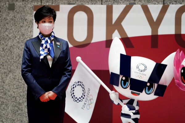 Tokio gubernatori Olimpiada ramzi yonida. - Sputnik O‘zbekiston