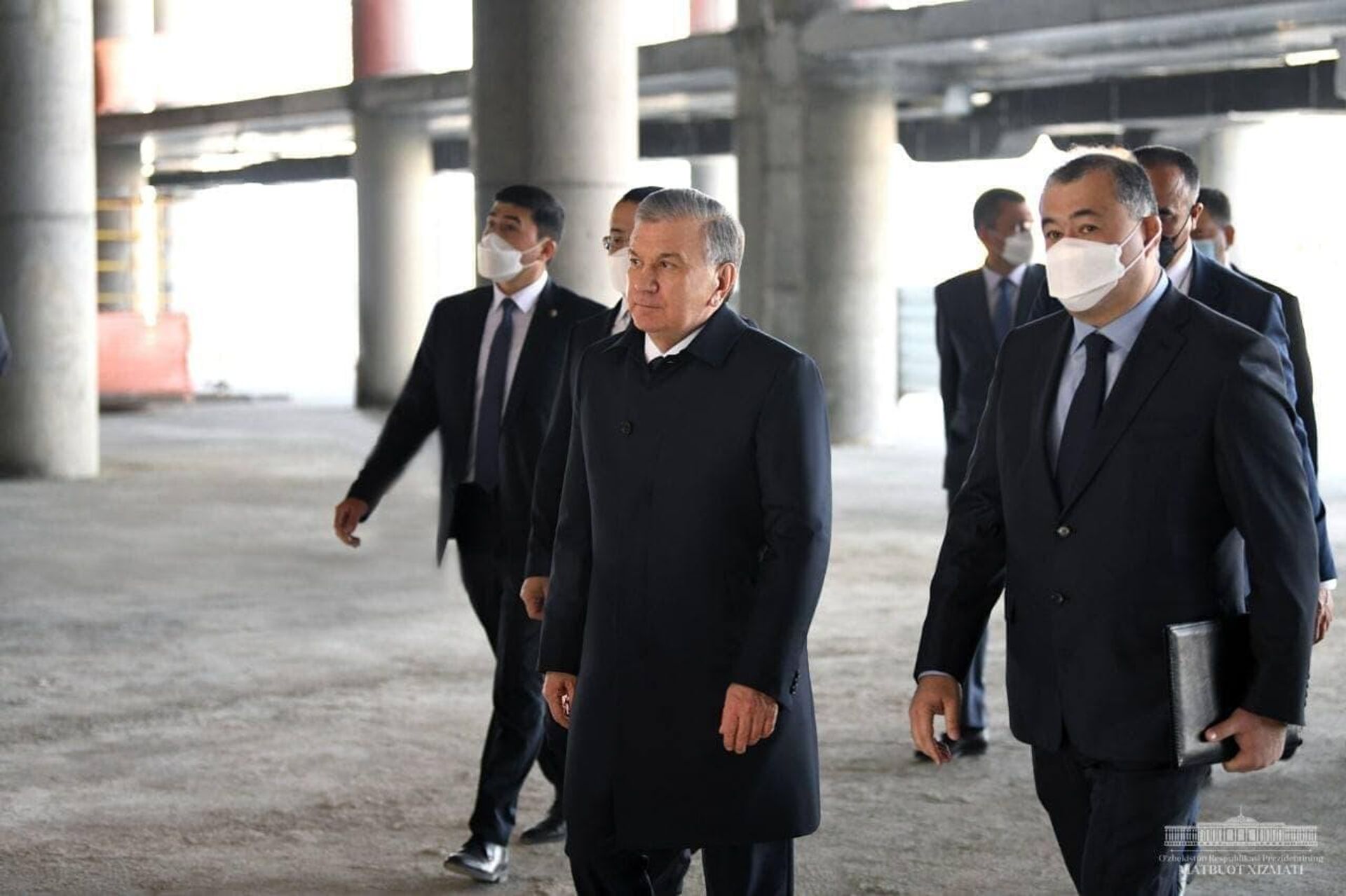 Президент Узбекистана Шавкат Мирзиёев оценил ход реконструкции международного аэропорта Самарканда - Sputnik Узбекистан, 1920, 15.04.2021