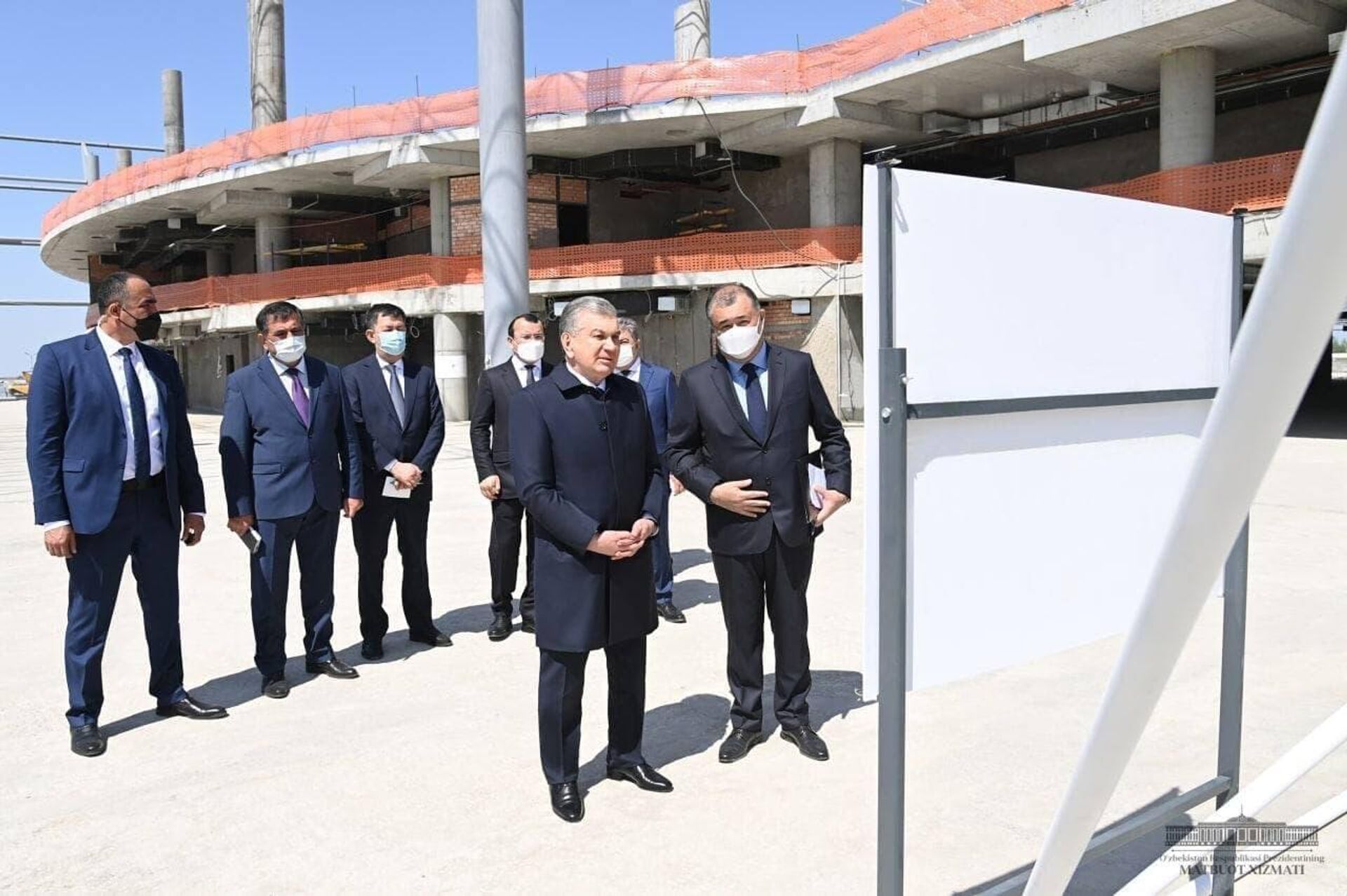 Президент Узбекистана Шавкат Мирзиёев оценил ход реконструкции международного аэропорта Самарканда - Sputnik Узбекистан, 1920, 15.04.2021