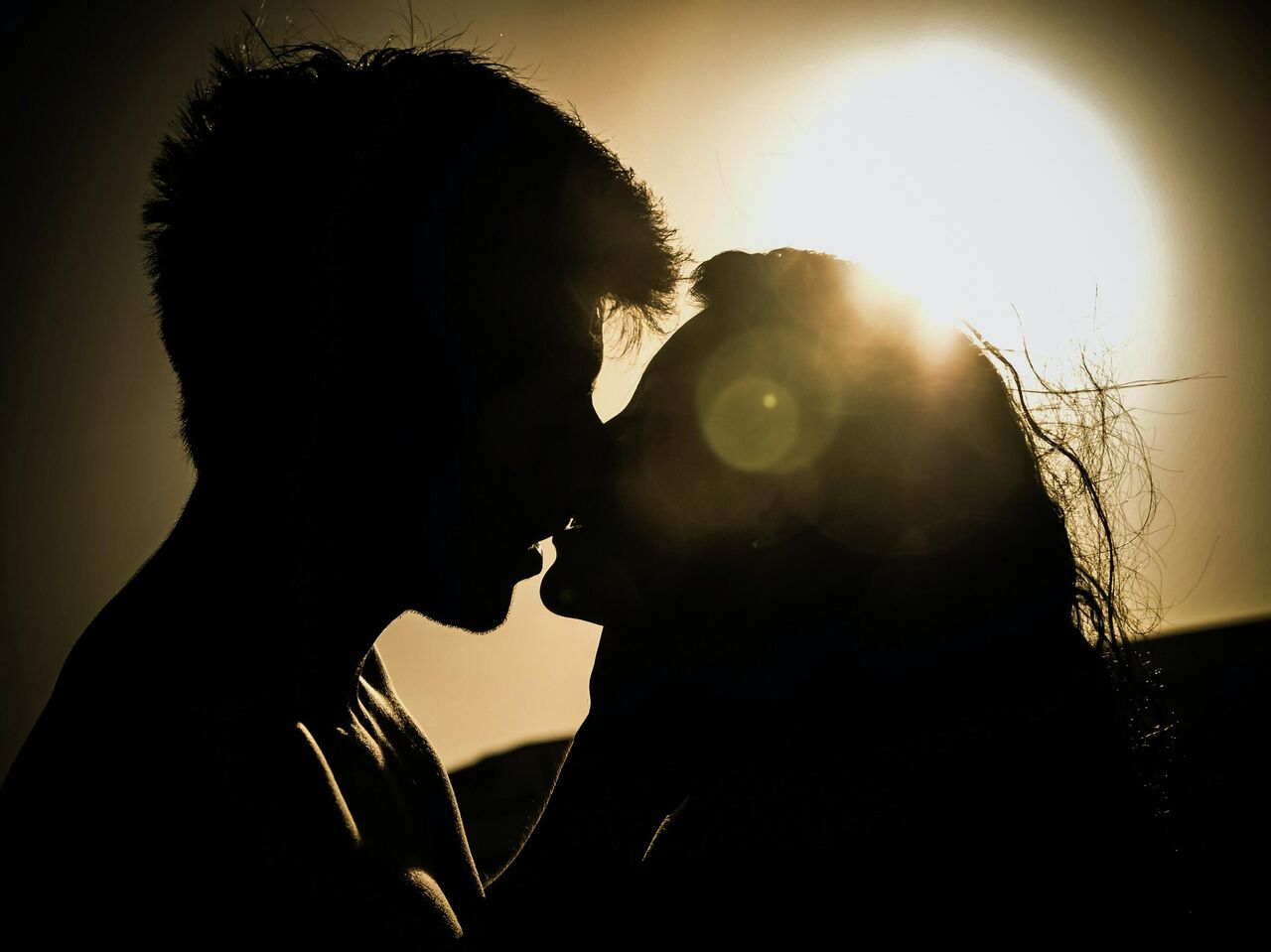 Onlayn spektakllarda yalangoch aktyorlar