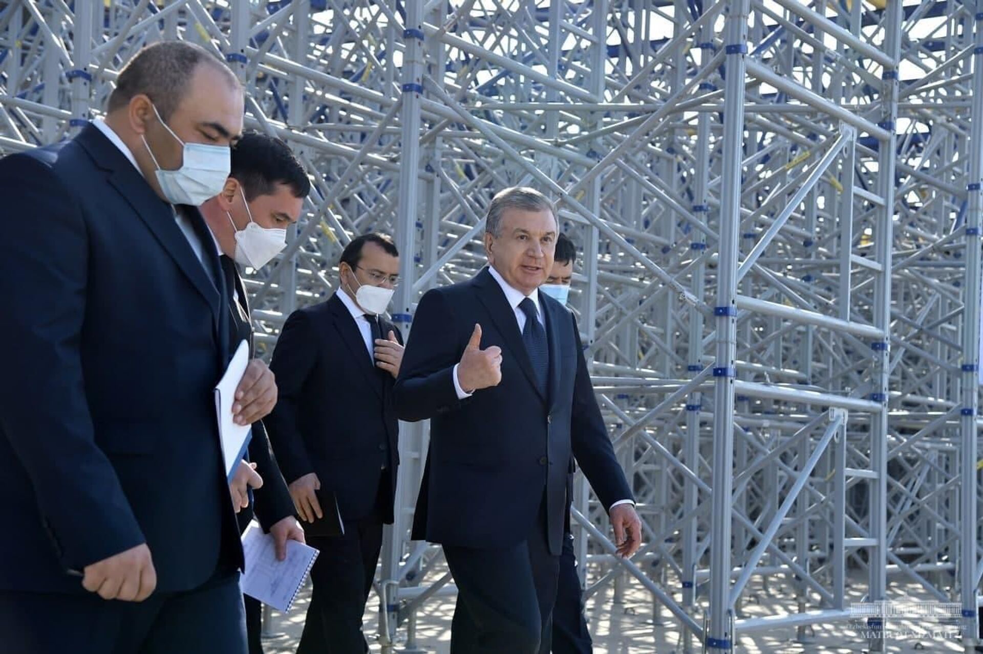 Президент Узбекистана Шавкат Мирзиёев проверил, как идет строительство нового туристического центра в Самаркандской области - Sputnik Узбекистан, 1920, 15.04.2021