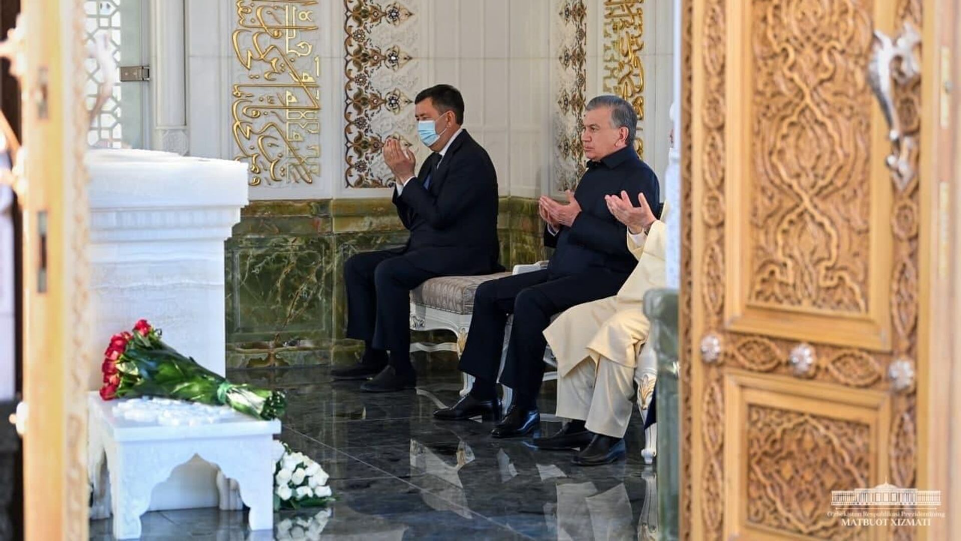 Президент Узбекистана Шавкат Мирзиёев почтил память первого главы государства Ислама Каримова - Sputnik Узбекистан, 1920, 15.04.2021