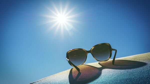 Солнечные очки, иллюстративное фото - Sputnik Узбекистан