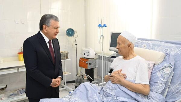 Шавкат Мирзиёев посетил в больнице героя Узбекистана Хасана Нормуродова - Sputnik Узбекистан