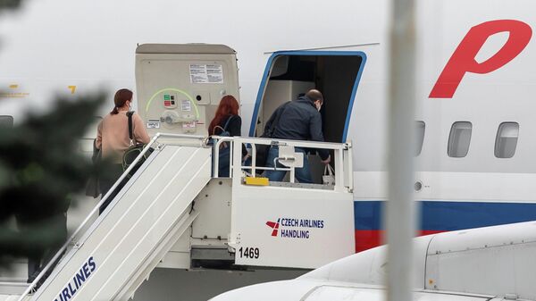 Российские дипломаты заходят в самолет авиакомпании Россия в аэропорту Праги - Sputnik Ўзбекистон